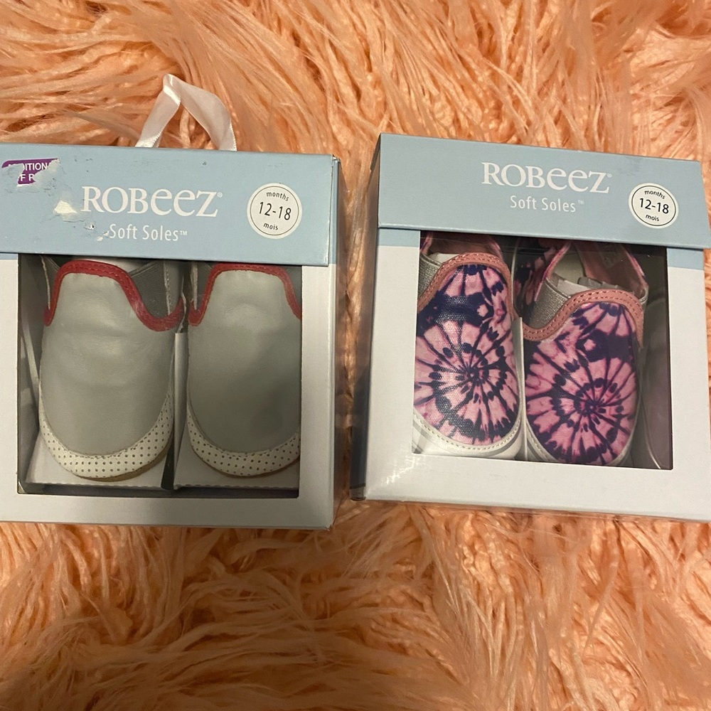 2 pairs Robeez